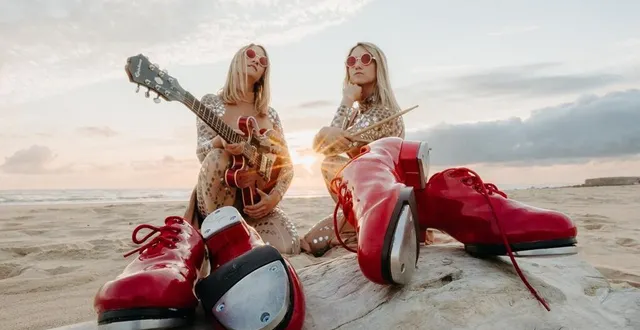 photo  les sœurs cadeau, qui forment le duo who is who, sont en concert ce soir au pax.  &copy;  laura yelpa 