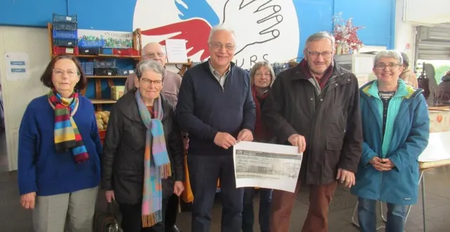 photo  les membres de l’association les rendez-vous citoyens, de cherveux, remettent un chèque de 850 € aux responsables du secours populaire.  &copy;  rendez-vous citoyen 
