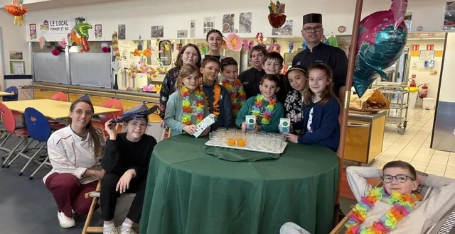 photo  le chef cuisinier anthony eylau a proposé un repas exotique, avec dégustation de fleurs comestibles.  &copy;  ville de mazé-milon 