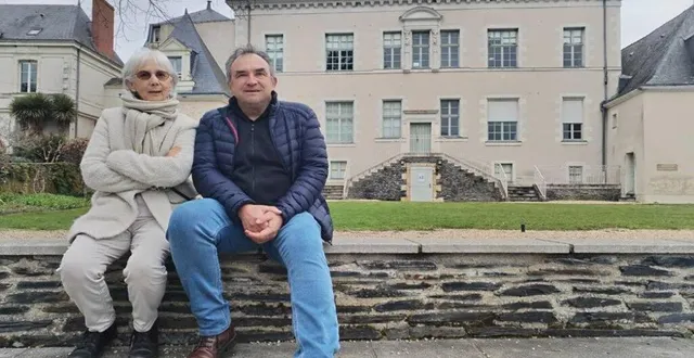 photo  mauricette toussaint et alex leroux devant l’abbaye, où ils exposeront à partir du 22 mars  &copy;  photo leroux-toussant 