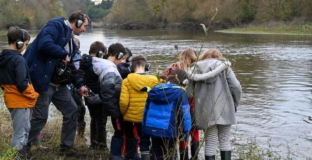photo  les écoliers ont réalisé des enregistrements sonores sur les rivières aubance et louet.  &copy;  yannick lecoq 