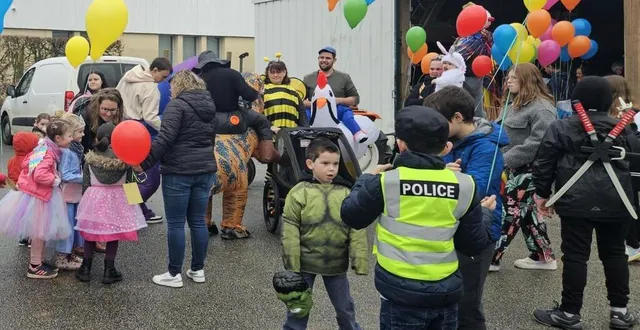photo  le lâcher de ballons s’est déroulé juste avant le départ du défilé, derrière la mairie.  &copy;  le maine libre 