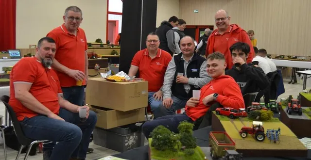 photo  ces passionnés viennent aux expositions régulièrement de belgique.  &copy;  le maine libre 