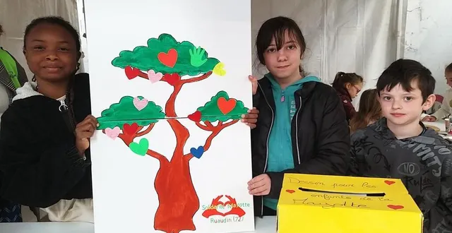 photo  à l’occasion de la journée citoyenne, les jeunes élus du conseil municipal jeunes ont réalisé des dessins qui seront envoyés aux écoles de mayotte. muriel pédémas (2e adjointe au maire et vice-présidente de la commission de la vie associative, événementiel et communication) a évoqué la possible poursuite de cette démarche artistique et solidaire dans les écoles de ruaudin.  &copy;  ouest-france 