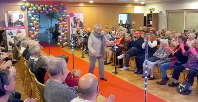 photo précigné. défilé de mode à la maison de retraite  &copy;  le maine libre 