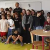 photo  une des classes de 5e entourant jérémy (au centre) et thomas à gauche. 