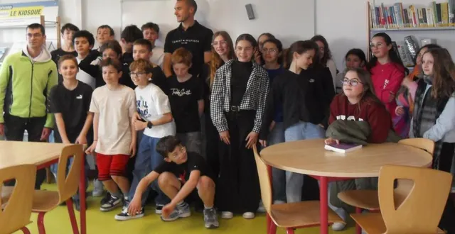 photo  une des classes de 5e entourant jérémy (au centre) et thomas à gauche.  &copy;  le maine libre 