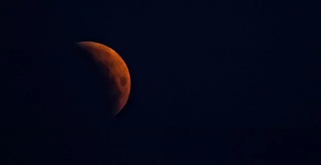 photo  la lune a pris des teintes rouges ce vendredi matin.  &copy;  claude besnard 