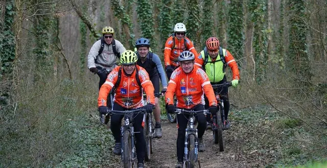 photo  les vététistes avec les maillots qui caractérisent le club.   &copy;  vtt parignéen 