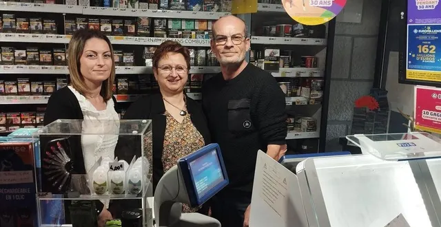 photo  la famille moreau, mathilde, claudine et marc, qui tient le bar-tabac du centre.  &copy;  ouest-france 