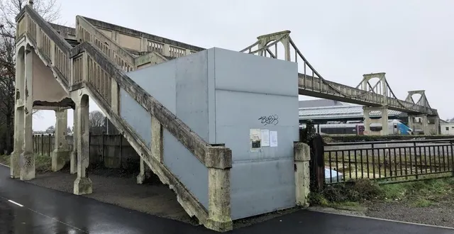 photo  aujourd’hui, la passerelle sncf est fermée au public en raison de son caractère de dangerosité.  &copy;  co - freddy reigner 