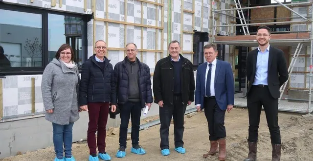 photo  beaufort, zone actival, le 7 mars 2025. philippe chalopin, président de la communauté de communes baugeois-vallée, avec vincent gaboriau et jean-françois cullerier, vice-présidents, alain dozias, maire de beaufort-en-anjou, adeline hue et léo bertin, du service développement économique, sur le chantier de la future pépinière d’entreprises.  &copy;  co – agathe le nueff 