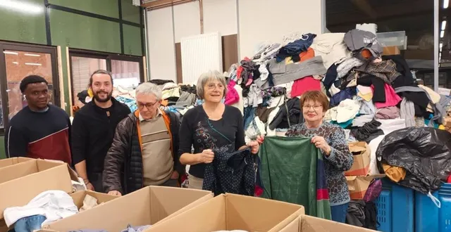 photo  aux côtés de bastien viot, coresponsable de la communauté (2e à gauche) et jean-paul gallot, les compagnons et les bénévoles s’activent devant cette montagne de vêtements pour effectuer de nouveaux tris en vue d’une vente en magasin ou d’une expédition.  &copy;  ouest-france 