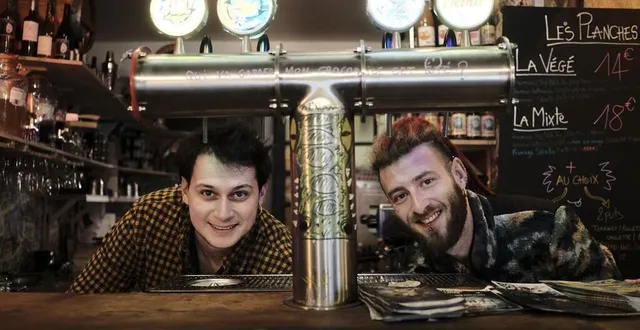 photo  tom roustain et andré descours, gérants du barikade à alençon (orne), où se tiendra la soirée saint-patrick le 17 mars 2025.  &copy;  ouest-france 