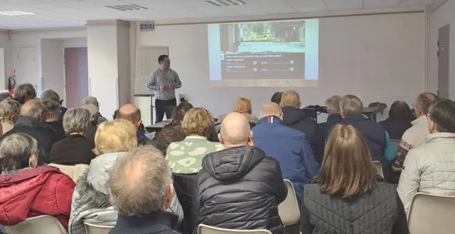 photo  jérôme binet au fond de la salle, animant la mise à niveau code de la route, au gîte communal.  &copy;  ouest-france. 