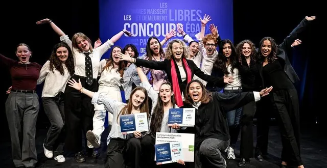 photo  les quatorze candidats entourent la présidente du jury du concours de plaidoiries des lycéens au mémorial, annick cojean.  &copy;  martin roche / ouest-france 