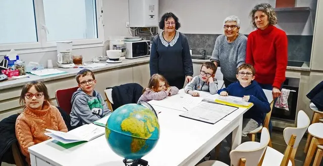 photo  ce mardi, l’aide aux devoirs était assuré par marie lorfeuvre, frédérique petit et odile renault.  &copy;  ouest-france 