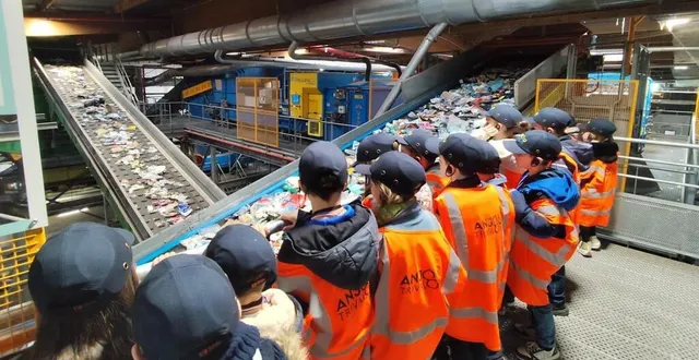 photo  la visite du centre de tri des déchets permet aux enfants de comprendre l’importance du tri.  &copy;  photo école saint-louis 