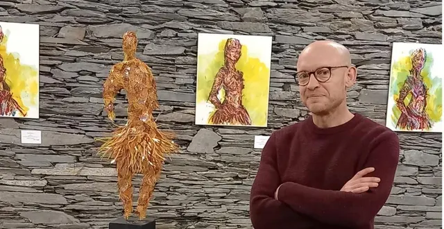 photo  florent cordier au milieu de ses sculptures et peintures.  &copy;  ouest-france 