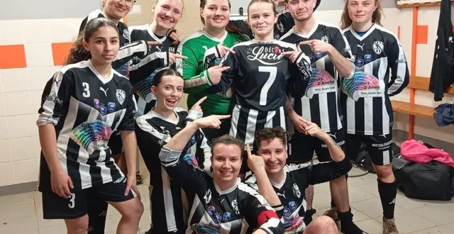 photo  les féminines seniors de l’entente teloché-spay-arnage-mulsannefêtant leur qualification aux dépens du breil 7-0.  &copy;  le maine libre 