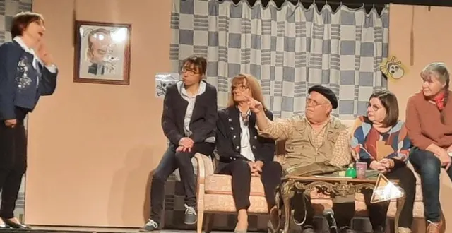 photo  dernière représentation de la pièce « mère et maire, ça va de pair » à yvré-l’évêque.  &copy;  les baladins de l’huisne 