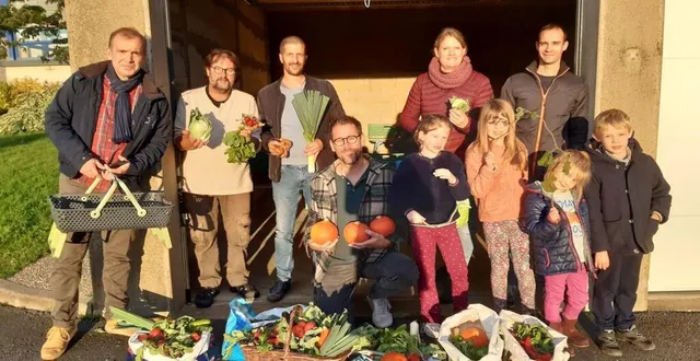 photo  quelques adhérents de l’amap devant leur local de distribution.  &copy;  amap 