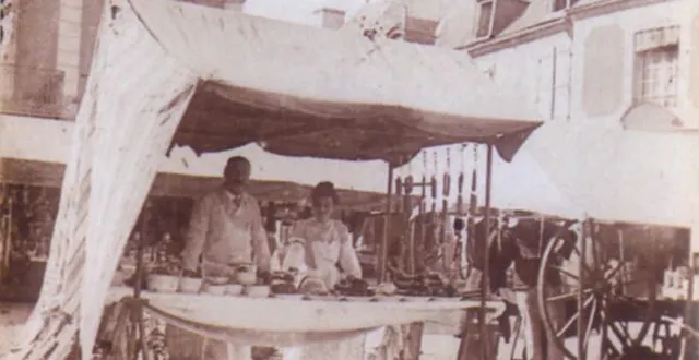 photo  albert et blanche lhuissier vendant leurs produits sur les marchés de la région. ici avant 1914.  &copy;  collection privée prunier 