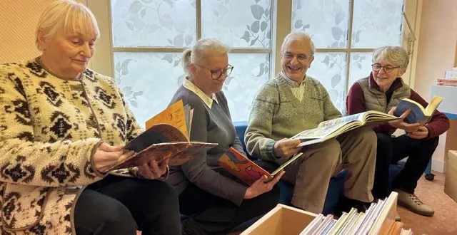 photo  claudine lenoir, chantal pautonnier, jean-luc aubry et ghislaine rocheron, quatre des neuf bénévoles de la bibliothèque de challes.  &copy;  ouest-france 