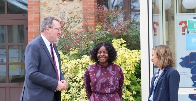 photo  de g. d. : yves-marie hervé, le docteur nyat éliane et naïma amrane-henriette.    &copy;  le maine libre 