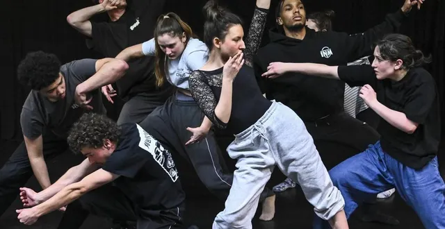 photo  huit artistes de l’institut national des arts du music-hall (inm) ont signé un contrat d’apprentissage avec le parc angevin terra botanica.  &copy;  photo : le maine libre – denis lambert 