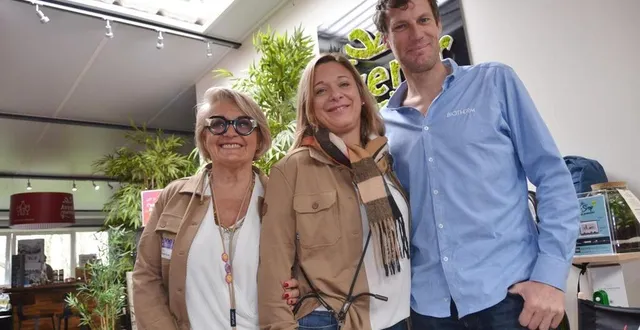 photo  longué-jumelles, zone anjou actiparc, jeudi 13 mars 2025. annick duchesne, fondatrice d’avenir communication, sa fille vanessa gabiller, aujourd’hui cogérante, et le navigateur paul meilhat, cinquième du vendée globe 2024.  &copy;  co 