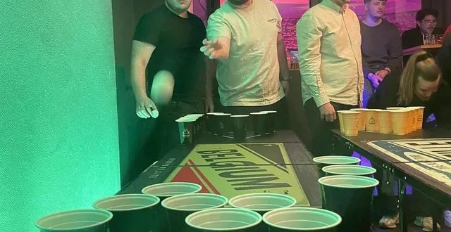 photo  le but du jeu : réussir à lancer une balle de ping-pong dans un verre rempli d’eau.  &copy;  ouest-france 