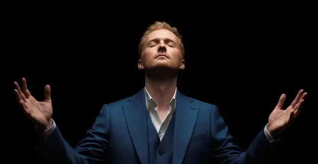 photo  maxime lenoir peaufine son spectacle, intitulé « aux portes de l’inconscient », entre mentalisme et hypnose.  &copy;  jena - extrastudio.fr 