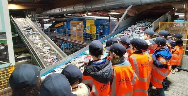 photo  mardi, les élèves de ce1-ce2 de l’école saint-louis ont visité le centre anjou tri valor à saint-barthélemy-d’anjou.  &copy;  document remis 
