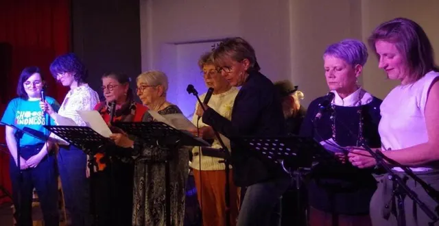 photo  la première partie de cette soirée spéciale s’est terminée par une lecture collective.  &copy;  le maine libre 