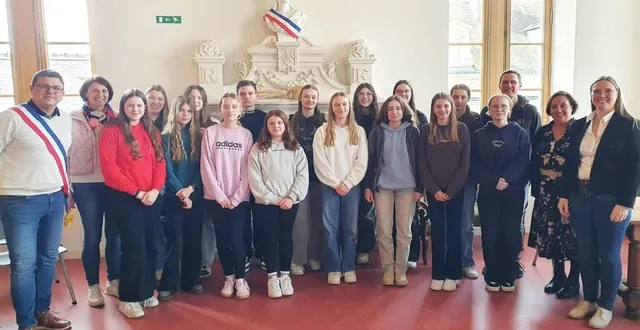 photo  les jeunes allemands et les enseignants, lors de la réception en mairie de mayet  &copy;  le maine libre 
