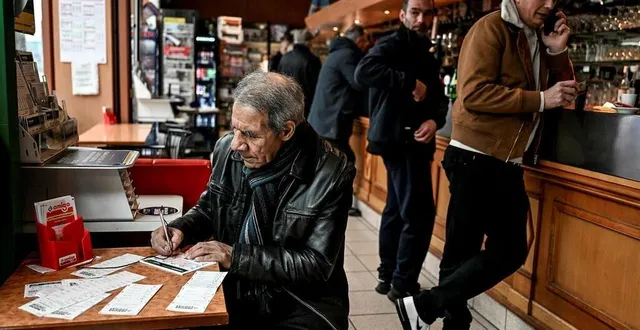 photo  « la clientèle, c’est le patron, l’ouvrier, le cadre. toutes les classes sociales. » ici, dans un bar pmu le saint-claude, à caen (calvados).  &copy;  martin roche / ouest-france 
