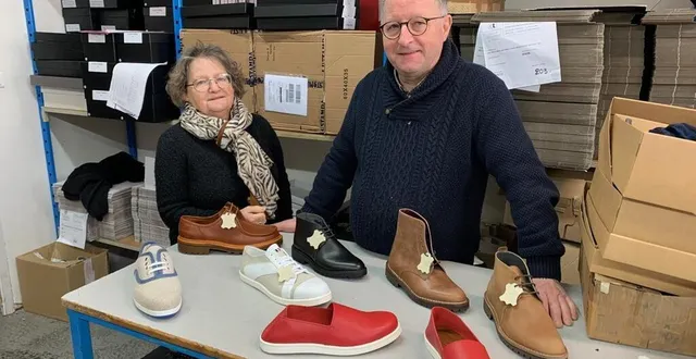 photo  chantal soreau et joseph malinge devant quelques créations pour la vente d’usine.  &copy;  ouest-france 