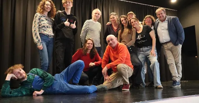 photo  frédéric cherboeuf (au centre) entouré par les acteurs qui seront sur scène en août 2025 lors de la 2e édition du festival du champ des possibles à malicorne-sur-sarthe.  &copy;  ouest-france 