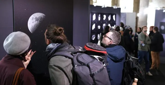 photo  les photographiques ont été lancées officiellement ce samedi, à la collégiale saint-pierre-la-cour, où l’on pouvait découvrir l’exposition de sandrine elberg, artiste invitée de cette 37e édition.  &copy;  ouest-france 