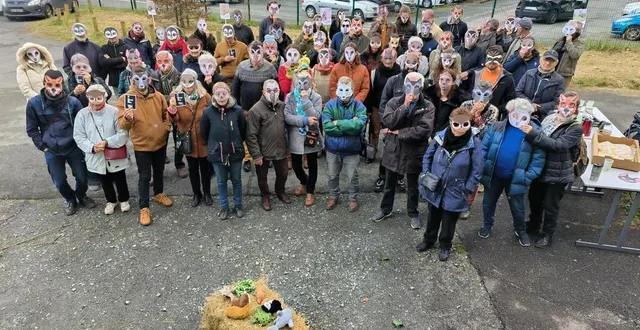 photo  angers, jeudi 13 mars 2025. masques à l’effigie d’animaux sur le visage, adhérents, sympathisants et agriculteurs bio ont exprimé leur opposition à cette loi.  &copy;  co - benoît pelloquin 