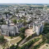 photo  une vue aérienne du château et du village de montreuil-bellay. 