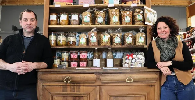 photo  sylvain crosnier et cécile cottin se sont associés pour prendre la suite de marie-france hubert à la tête de l’épicerie presse de juigné-sur-sarthe (sarthe).  &copy;  ouest-france 