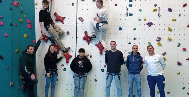 photo  les jeunes, encadrés dans leur escalade pour une vie meilleure, avec romain langlin à gauche et laurent gouny à droite.  &copy;  ouest-france 