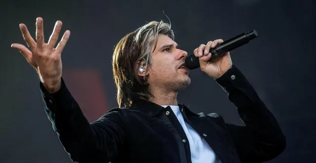 photo  orelsan en 2023 aux papillons de nuit à saint-laurent-de-cuves.  &copy;  martin roche / ouest-france 