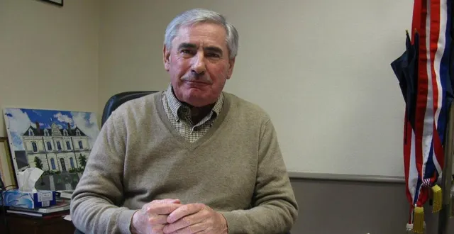 photo  dominique tertrais, ancien maire de denée à son bureau.  &copy;  archives co 