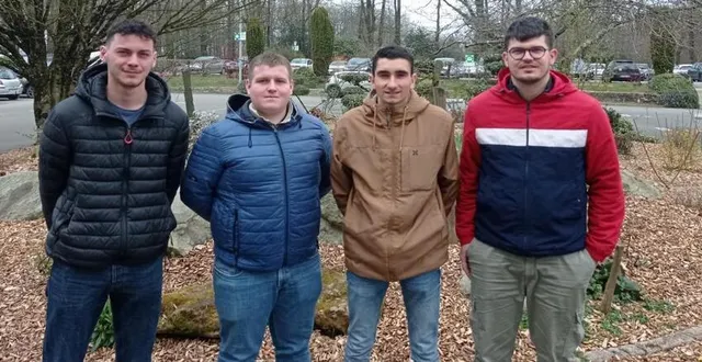 photo  augustin, ronan, dorian et lorenzo (de gauche à droite), les organisateurs du marché de producteurs, sur le parvis de l’agrocampus où se tiendra ledit marché.  &copy;  ouest-france 