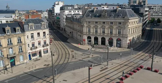 photo  temps suspendu place aristide briand, devant la préfecture.  &copy;  archives co - josselin clair 