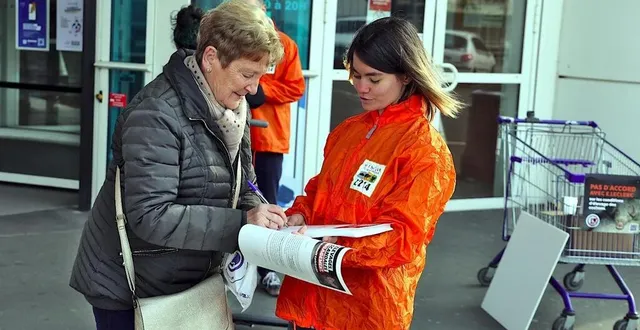 photo  le groupe l214 a fait signer une pétition, remise, in fine, à la direction du centre leclerc d’angers.  &copy;  dr 