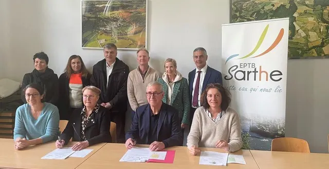 photo  le président de l’eptb daniel chevalier debout à droite avec au premier plan de gauche à droite : adélaïde dejardin (cc des coëvrons), jacqueline lepage (saulges), jean-marie cardoen (morannes) et laurence bataille (juigné-sur-sarthe).   &copy;  eptb sarthe 